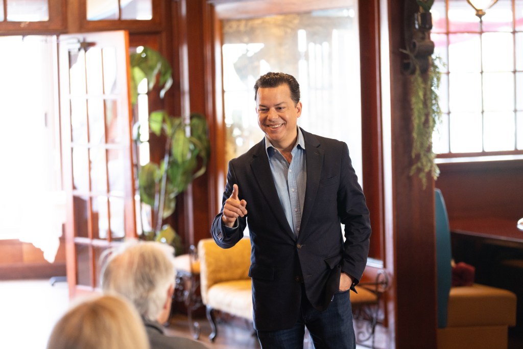 Ex-CNN anchor John Avlon backed by big-name Dems in LI Congress bid