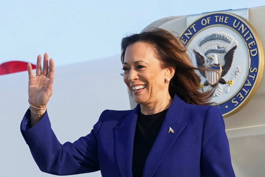 Kamala Harris snubs the Obamas by leaving Chicago for Milwaukee before they deliver DNC keynote speeches