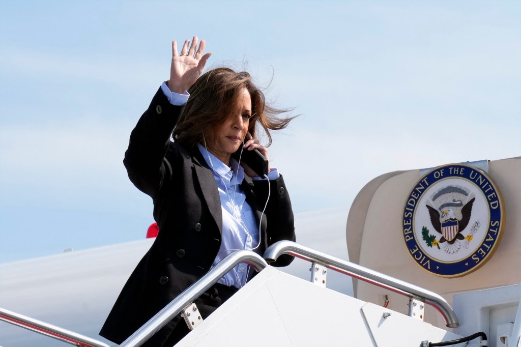 Kamala Harris slammed for dodging press with headphones in: ‘So fake’