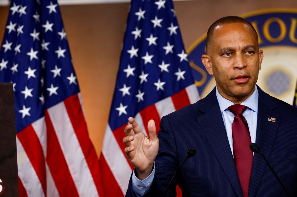 Top House Democrat Hakeem Jeffries says Eric Adams should not resign amid growing bipartisan calls for NYC mayor to step down