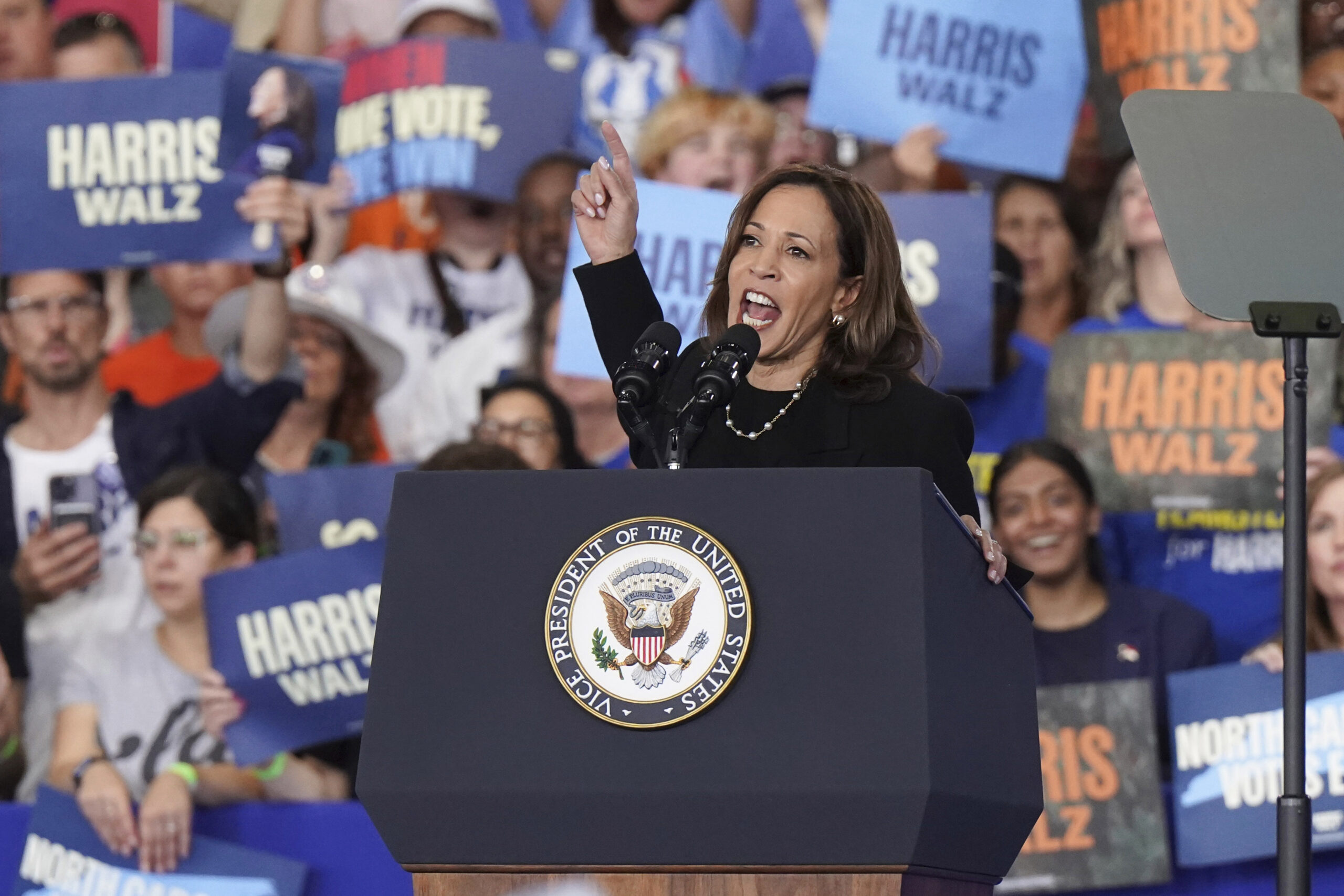 Protesters heckle Kamala Harris, label veep a ‘war criminal’ at her own rally