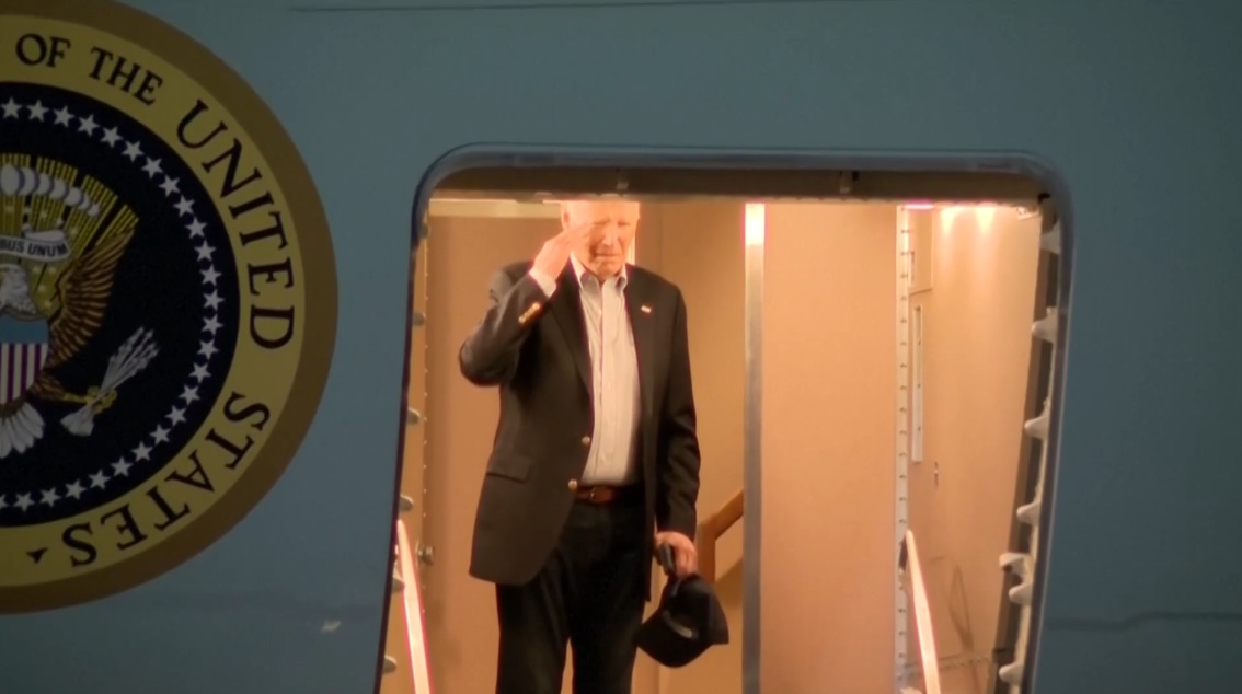 Joe Biden salutes, blows a kiss from Air Force One in first appearance since pardoning son Hunter